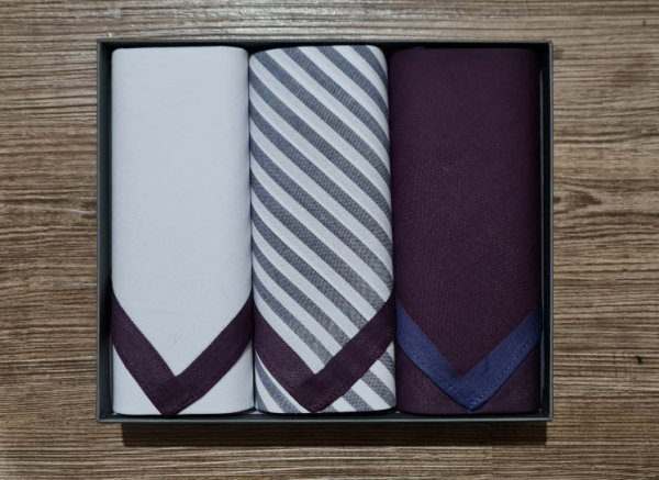 Herrenstoffnastuch 3er Set in Pflaume, 43×43 cm, aus hochwertiger Baumwolle, klassisch und elegant, ideal für Anzug, Business oder festliche Anlässe